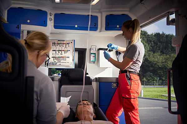 Zwei Johanniter-Rettungskräfte im Rettungswagen