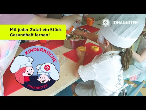 Kinder in Kochmützen bereiten gemeinsam gesundes Essen zu und lernen spielerisch den Wert guter Ernährung.