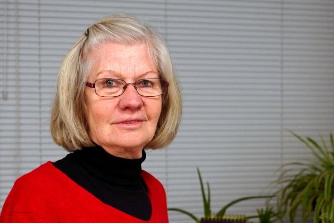 Frau mit Brille vor einem Fenster