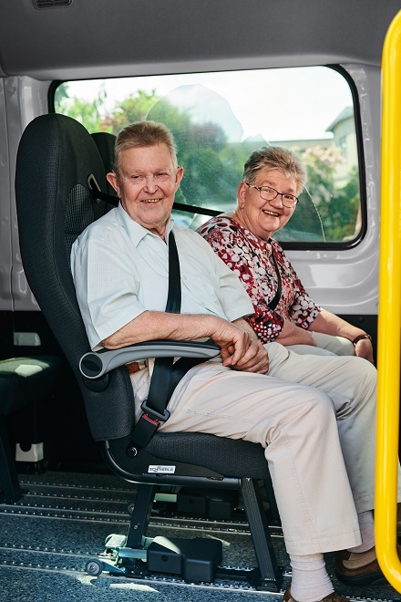 Zwei Personen sitzen angeschnallt im Auto des Fahrdienstes