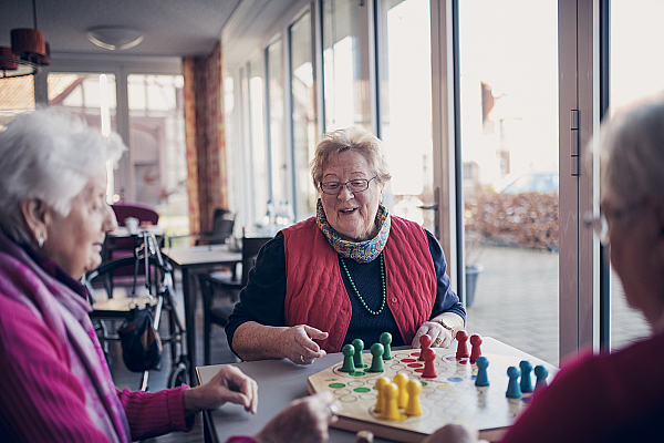 Drei Seniorinnen beim Brettspiel