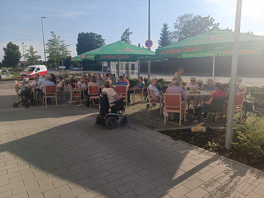 Gemeinsames Grillen im Johanniter-Quartier Gersthofen