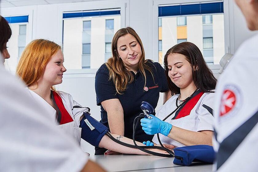 Die Johanniter-Akademie Niedersachsen/Bremen erhält AZAV Zertifizierung für die Pflegeausbildung.