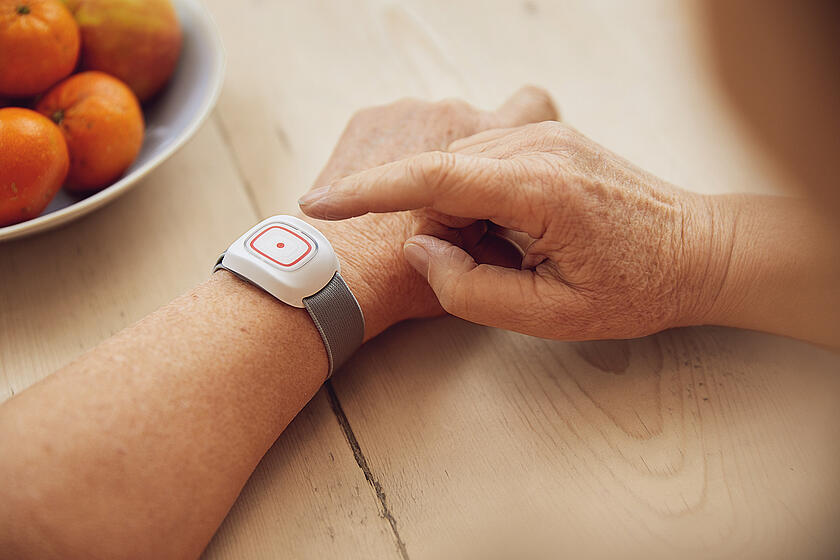Johanniter-Hausnotruf, Armband mit Notfallknopf