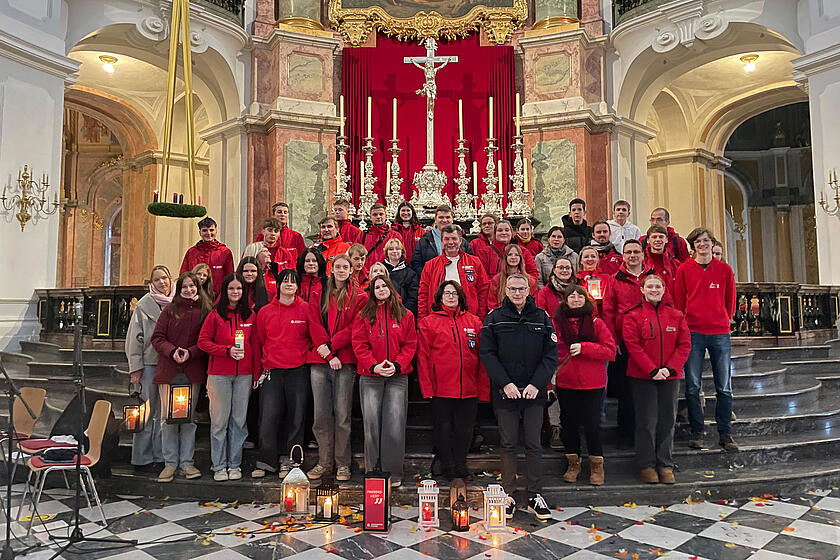Ein Gruppenbilder der Johanniter-Jugend Sachsen in der Hofkirche Dresden