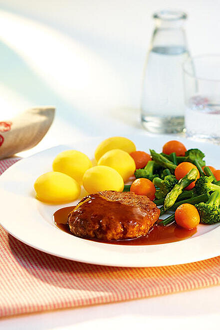 Deutsches Beefsteak mit Gemüse und Kartoffeln