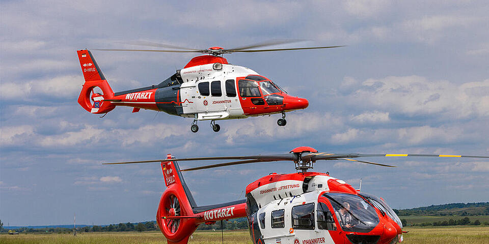 Zwei Helikopter der Johanniter Luftrettung