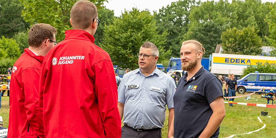 Im Gespräch v.l.n.r. Maurice Becker (Landesjugendleitung), Noah Sawallisch (Landesjugendleitung), Marcus Paulsen (Landesjugendleiter THW Hessen) und Patrick Wiedemann (Bundesjugendleitung THW)
