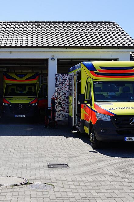 Man sieht einen Krankenwagen vor einer Wache stehen