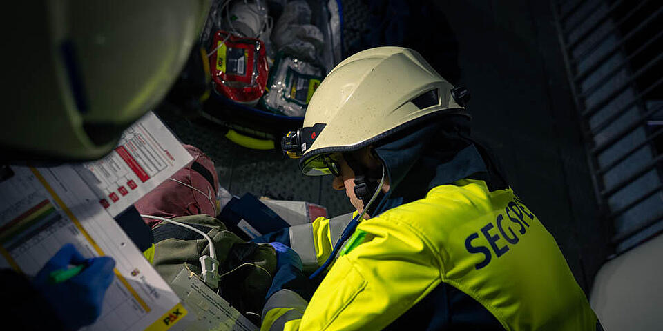 Ein Sanitäter des Katastrophenschutz Speyer behandelt eine Übungspuppe.