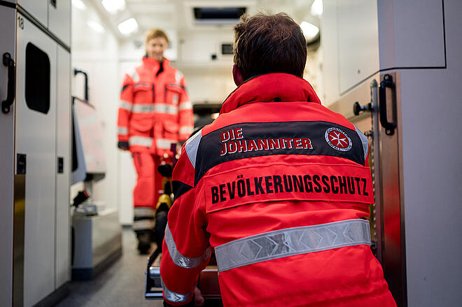 Blick in Einsatzfahrzeug: Johanniter-Team vom Bevölkerungsschutz im Einsatz.