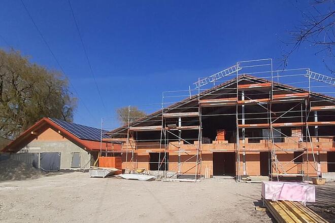 Ein Haus, das gerade gebaut wird.