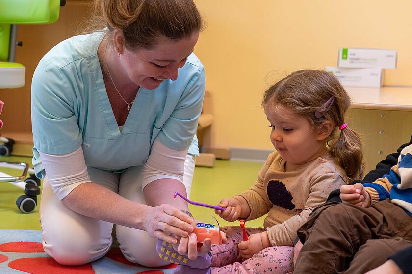 Mit großen und kleinen Modellen üben die Rellinger Kinder das Putzschema KAI: Erst die Kauflächen, dann außen und innen putzen.