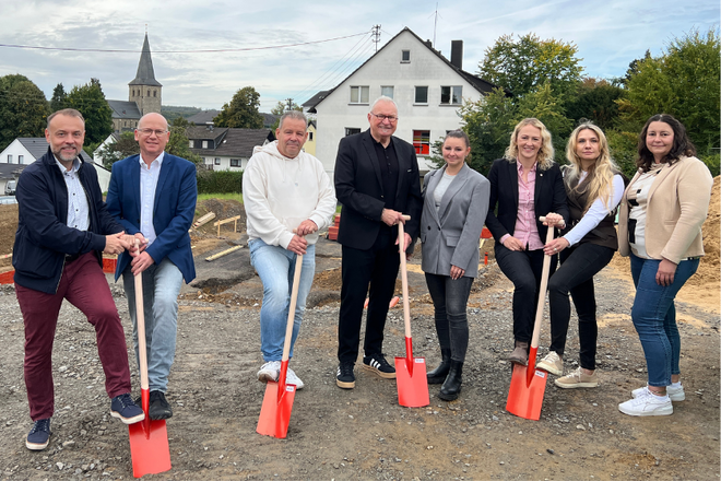 Regionalvorständin Verena Dienst, Einrichtungsleitung Olesja Heinitz und deren Vertreterin Vera Radke mit Mario Loskill, Architekten, Investoren und Vertreter von Rat und Kreisjugendamt 