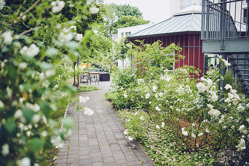Vor dem Pavillon Sitzgelegenheiten im Johanniterhaus Bremen.
