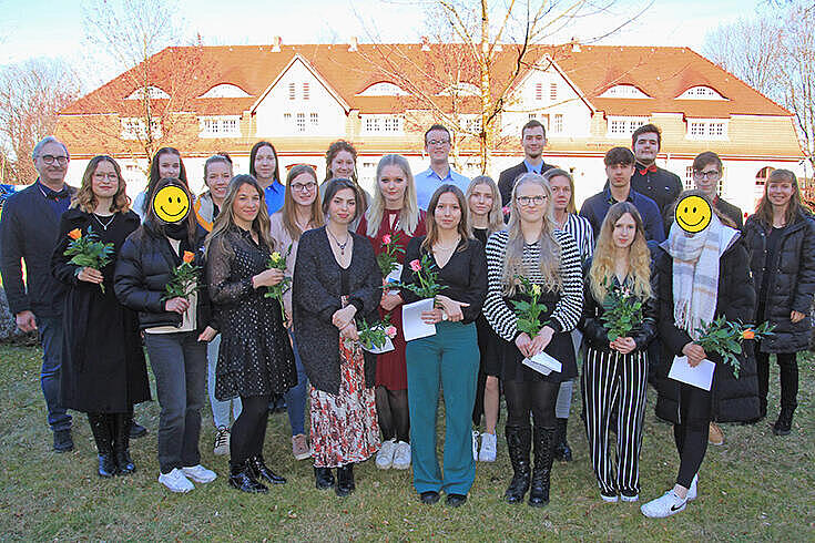 Gruppenfoto K2022 vor der Pflegeschule Treuenbrietzen