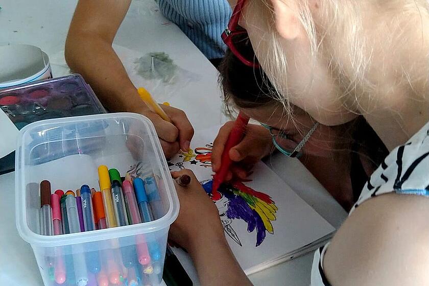 Kinder basteln gemeinsam
