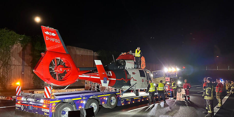 Der Hubschrauber ist auf dem Tieflader aufgeladen.