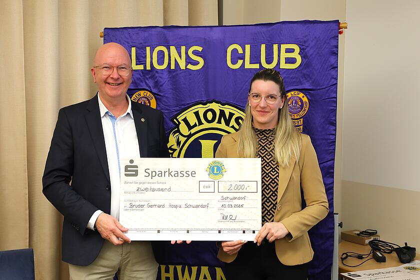 Präsentation des Spendenchecks 