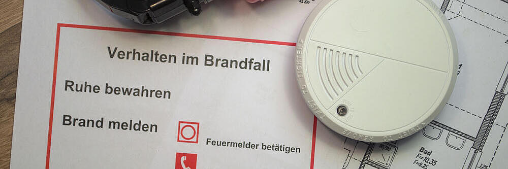 Brandmelder und Feuerlöscher