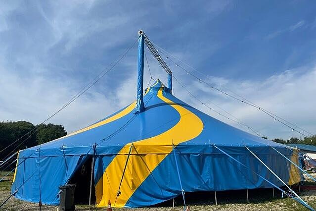 Zirkuszelt in Dernau aufgebaut