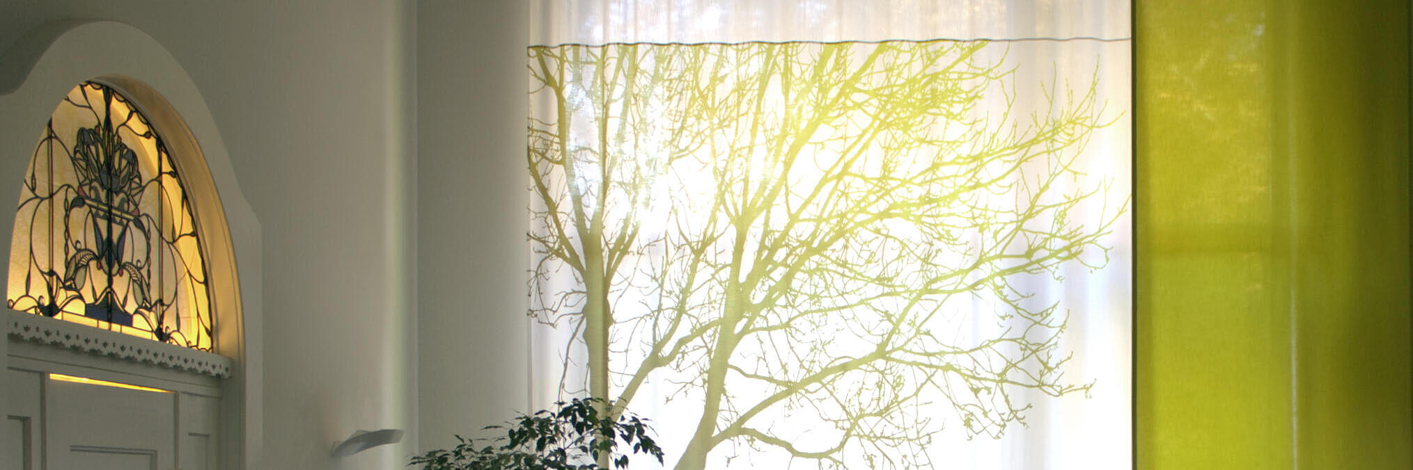 Helle Farben und viel Licht im Raum der Stille im Hospiz in Bremen
