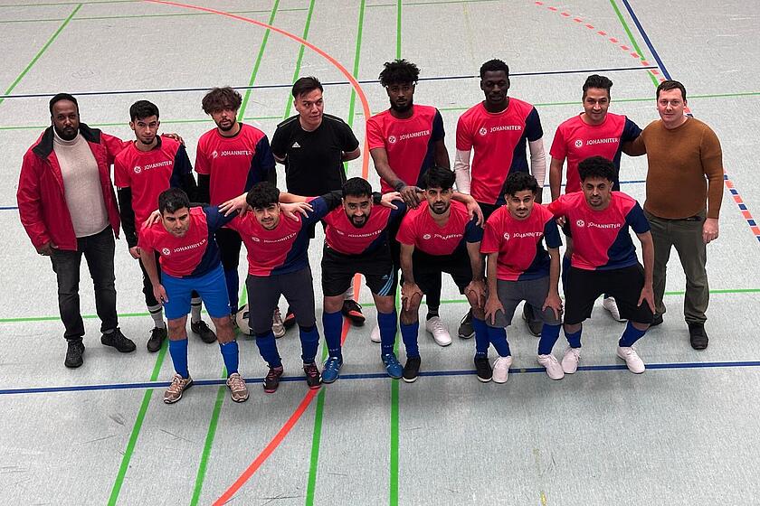 Das Fußballteam der Johanniter Landesunterkunft Kiel: 12 Spieler und zwei Begleiter in der Sporthalle