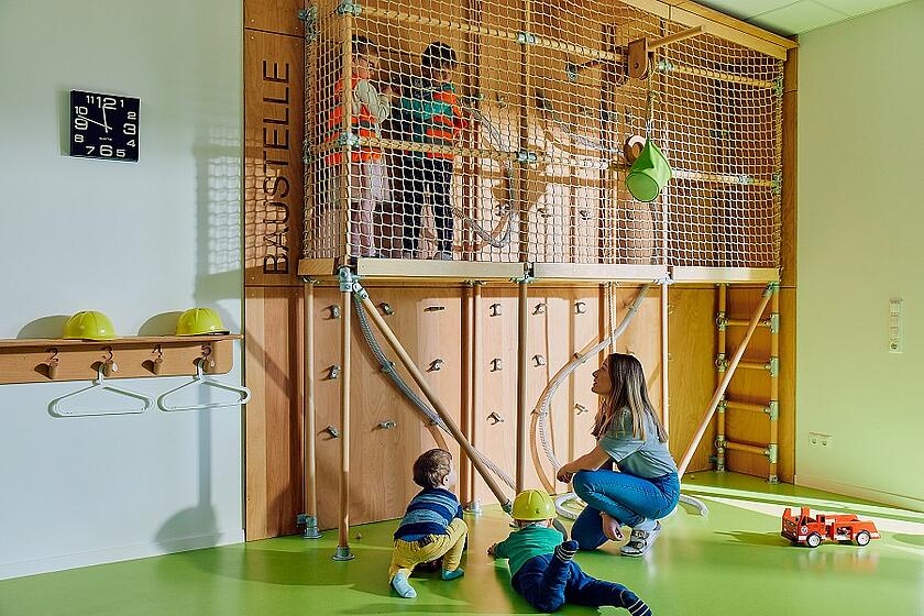 Kinder spielen in einem Bewegungsraum in einer Johanniter-Kita.