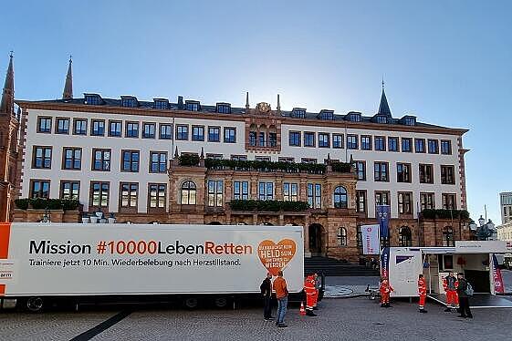 Erste-Hilfe-Truck der Johanniter steht vor dem Rathaus in Wiesbaden.