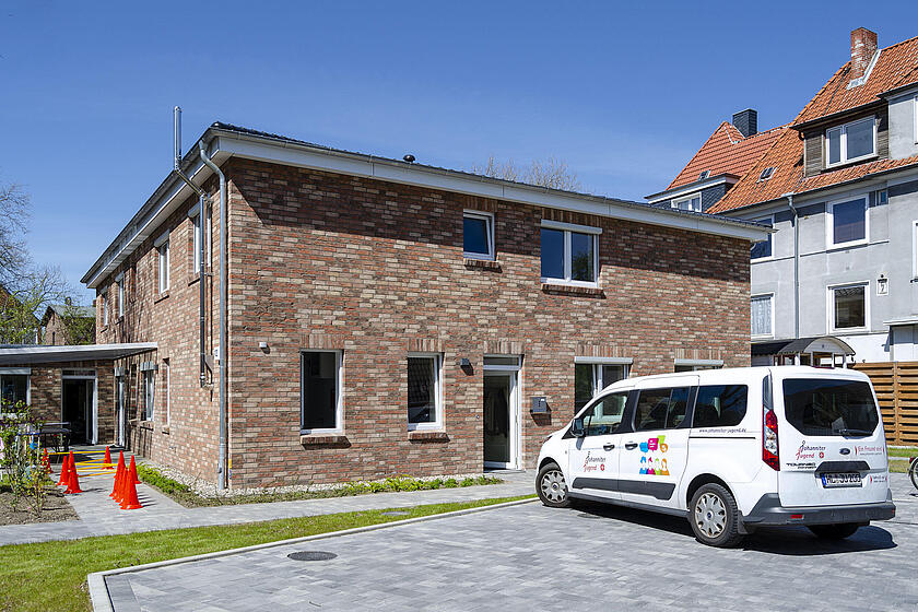In der stationären Jugendhilfeeinrichtung erleben die Kinder und Jugendlichen einen gemeinsamen Alltag. Das moderne Wohnhaus verfügt u.a. über einen Fitnessraum, eine Gemeinschafsküche und ein Wohnzimmer und wurde im letzten Jahr fertiggestellt.