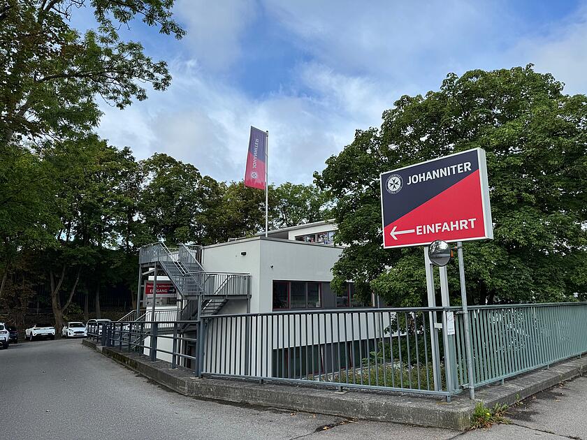 Einfahrt  der Johanniter-Geschäftstelle Augsburg