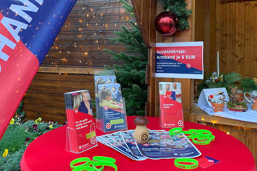 Ein Stehtisch am  Johanniterstand auf dem Weihnachtsmarkt