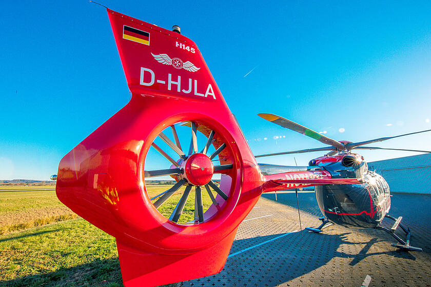 Heckrotor des Hubschraubers der Johanniter mit Kennung in Nahaufnahme