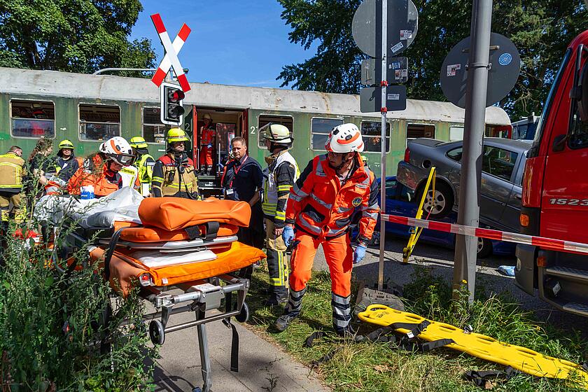 Zwei Ehrenamtliche der Johanniter schieben eine Trage zum Unglücksort.