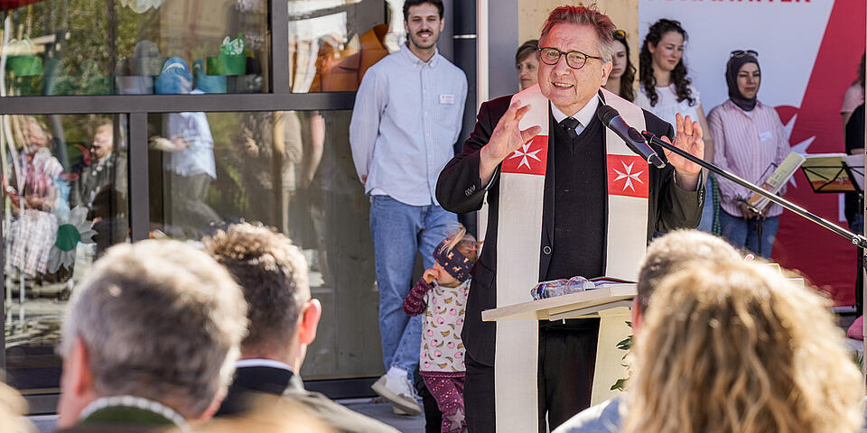 Johanniter-Regionalpfarrer Gottfried von Segnitz segnet das Haus und das Team.