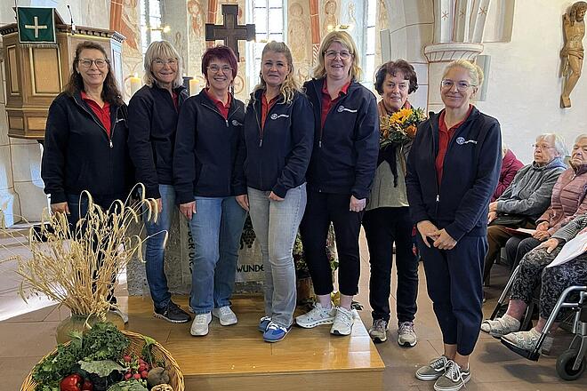 Gruppenfoto mehrerer Personen in der Kirche