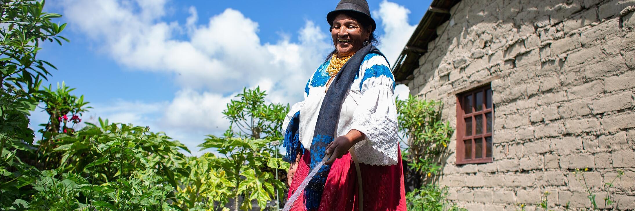 Indigene Kleinbäuerin in Ecuador