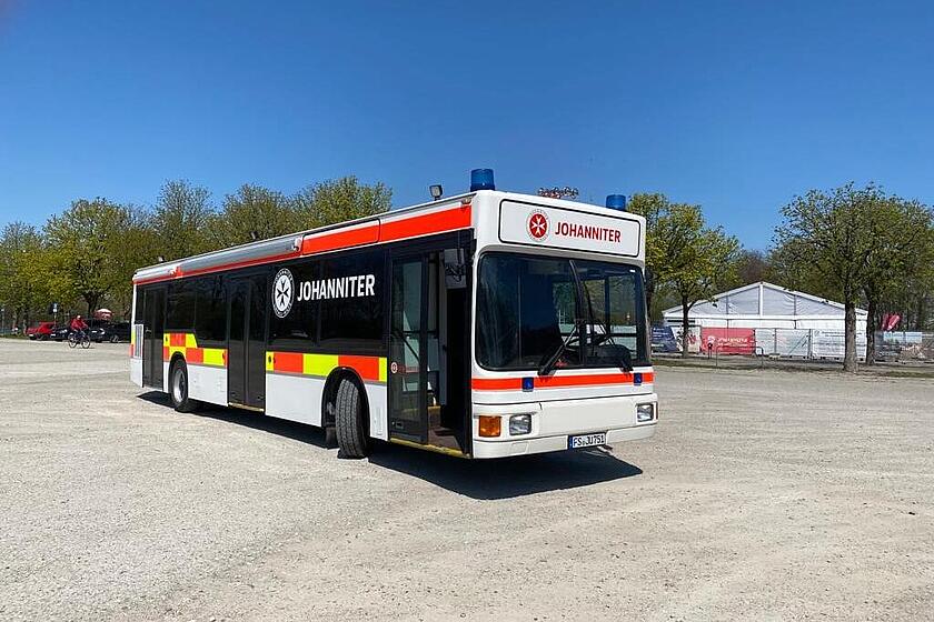 Ein Johanniter Bus mit Sirenen steht auf einem leeren Platz.