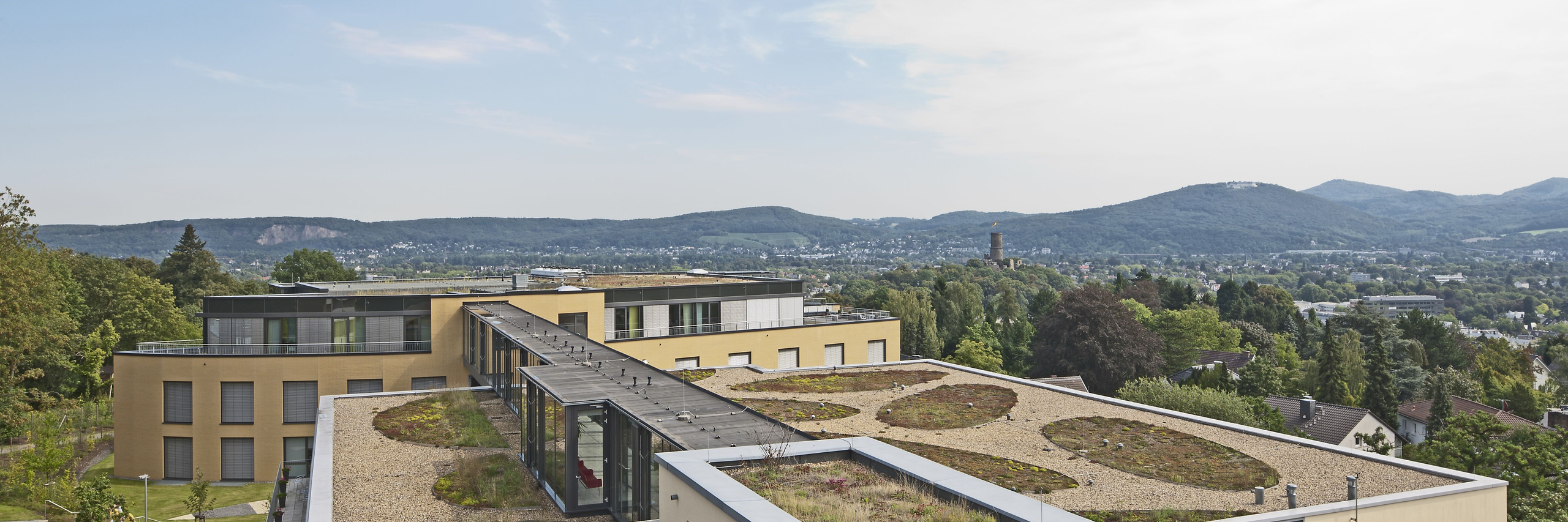 Ausblick von oben über die Dächer der Klinik Richtung Siebengebirge