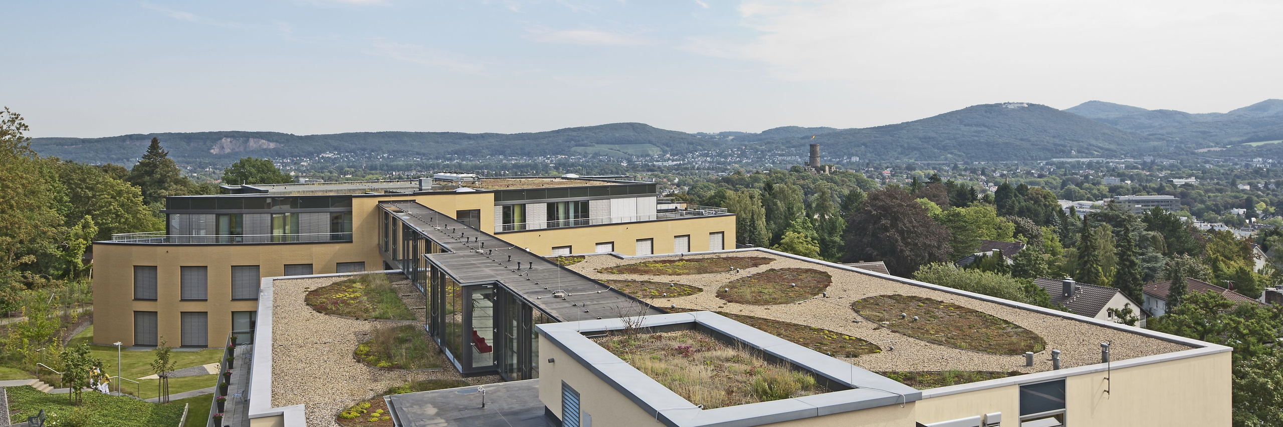 Ausblick von oben über die Dächer der Klinik Richtung Siebengebirge