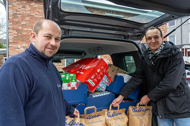 Weihnachtsgeschenke vom Bahlsen-Charity-Baum Lars Röhr, Filialleiter des Bahlsen Outlets, übergibt 40 Weihnachtsgeschenke von Bürgerinnen und Bürgern an Filip Krubeck, Teamleiter bei der Johanniter-Unfall-Hilfe (v.l.).