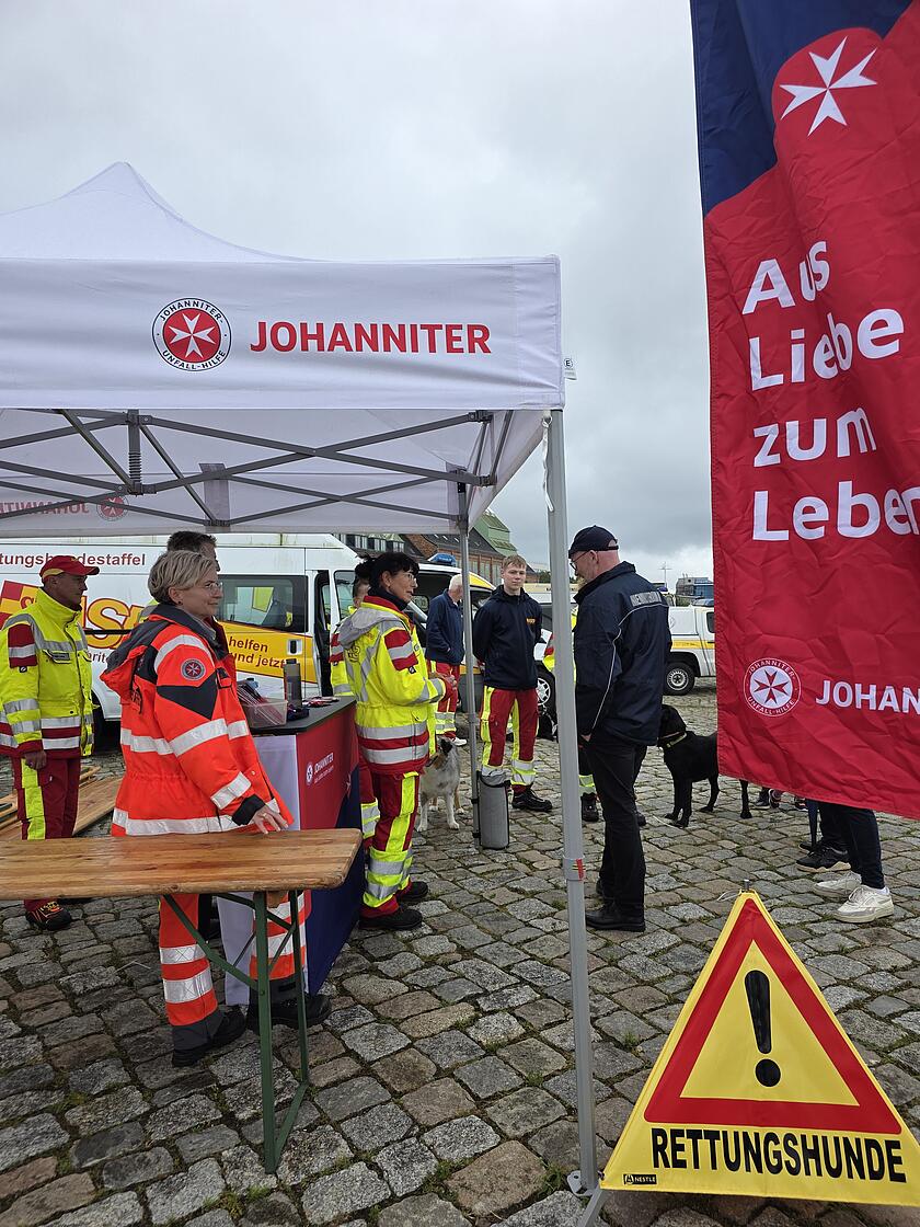 Der Stand der Johanniter-Rettungshundestaffel mit Ehrenamtlichen, Besuchern und den Johanniter-Hunden
