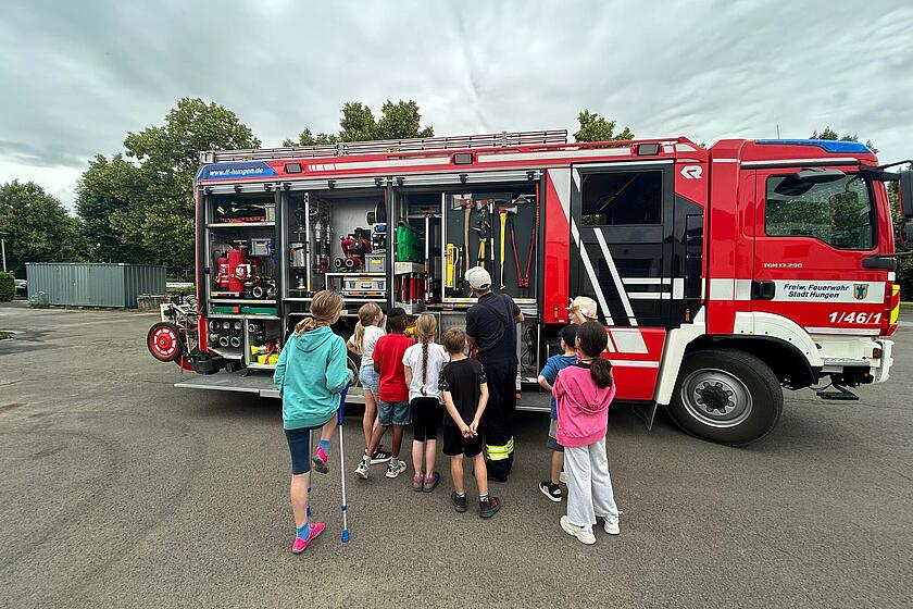 Schulkinder vor Feuerwehr-Löschfahrzeug