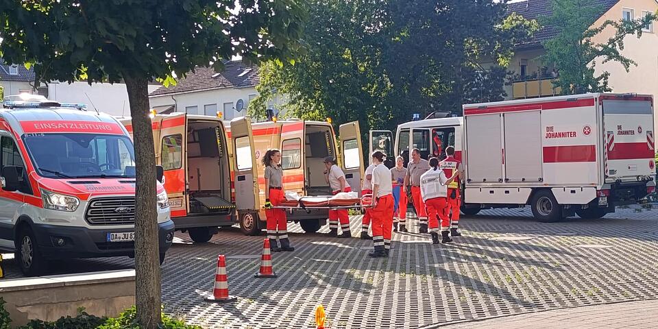 3.Sanitätszug beim Ausladen des Equipments aus den Einsatzfahrzeugen