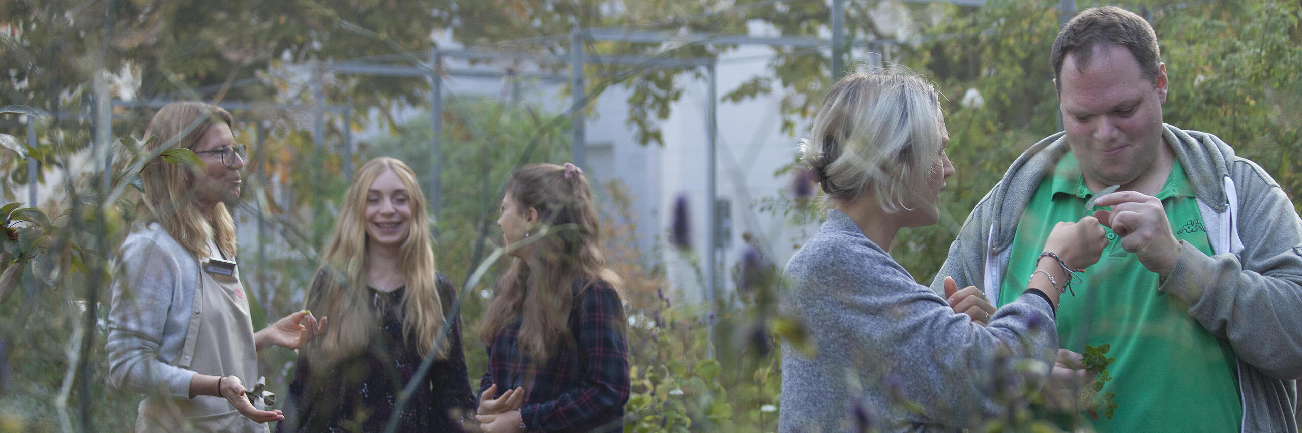 Gruppe Jugendlicher Patientinnen und Patienten im Garten der Klinik am Korso Ernährungstherapie
