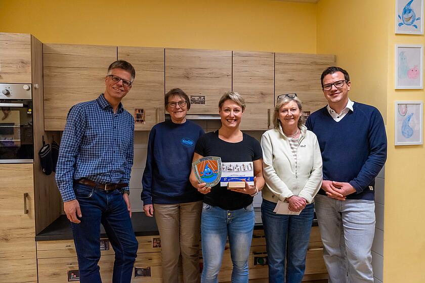 Freuen sich über das Kneipp-Gütesiegel: Peter Küpper (Bereichsleiter), Monika Kock (2. Vorsitzende Kneipp-Landesverband Schleswig-Holstein und Hamburg), Tina Pötzl (Leiterin Kleine Hanseaten), Sigrid Lindemann (1. Vorsitzende) und Yonathan Arnold, Mitglied im Regionalvorstand der Johanniter.
