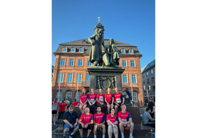 9 Johanniter vor der Brüder-Grimm-Denkmal auf dem Marktplatz Hanau