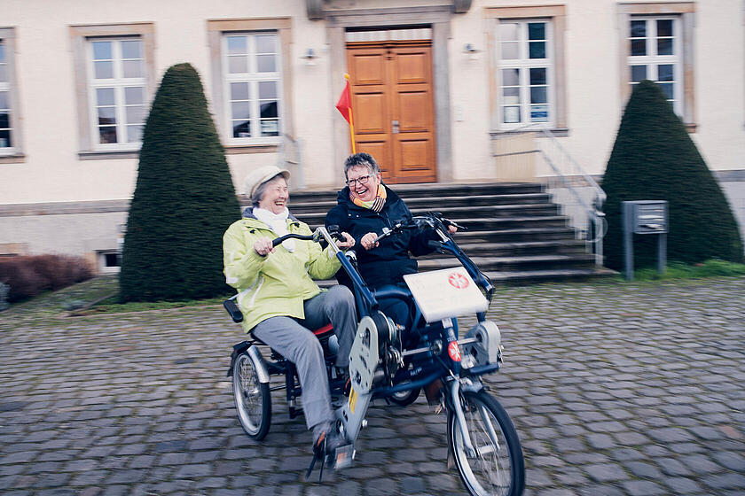 Zwei Damen auf einem Doppelfahrrad in Gronau
