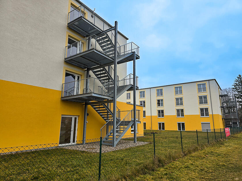 Blick auf das Gebäude, in dem das Betreute Wohnen Weideberg untergebracht ist