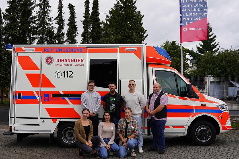 Auszubildende vor einem RTW; Gruppenfoto
